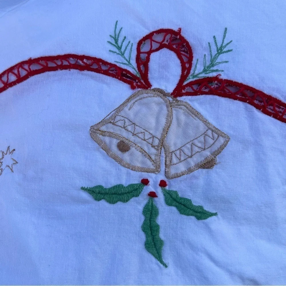 VTG Santa Reindeer Embroidered Tablecloth Scallop Edge Kitschy Retro Christmas